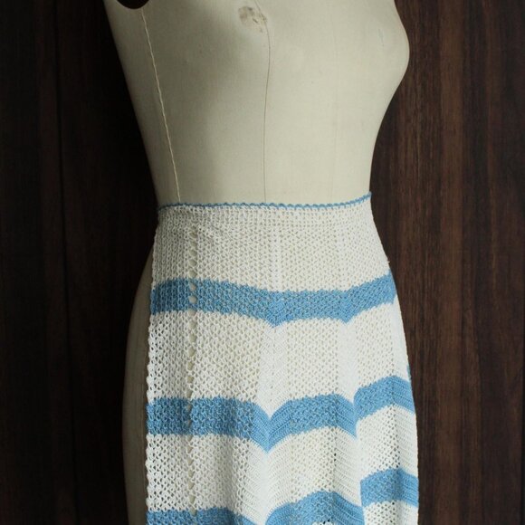 Vintage 1950s 1960s Half Apron, Crocheted in White and Blue,  Retro Kitchen - Picture 6 of 10